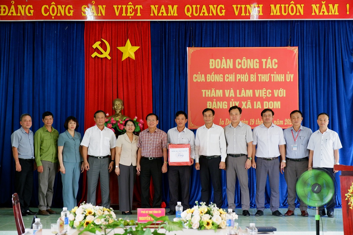Đồng chí Phó Bí thư Tỉnh ủy Nguyễn Văn Hòa thăm, làm việc tại xã Ia Dom, huyện Ia H'Drai