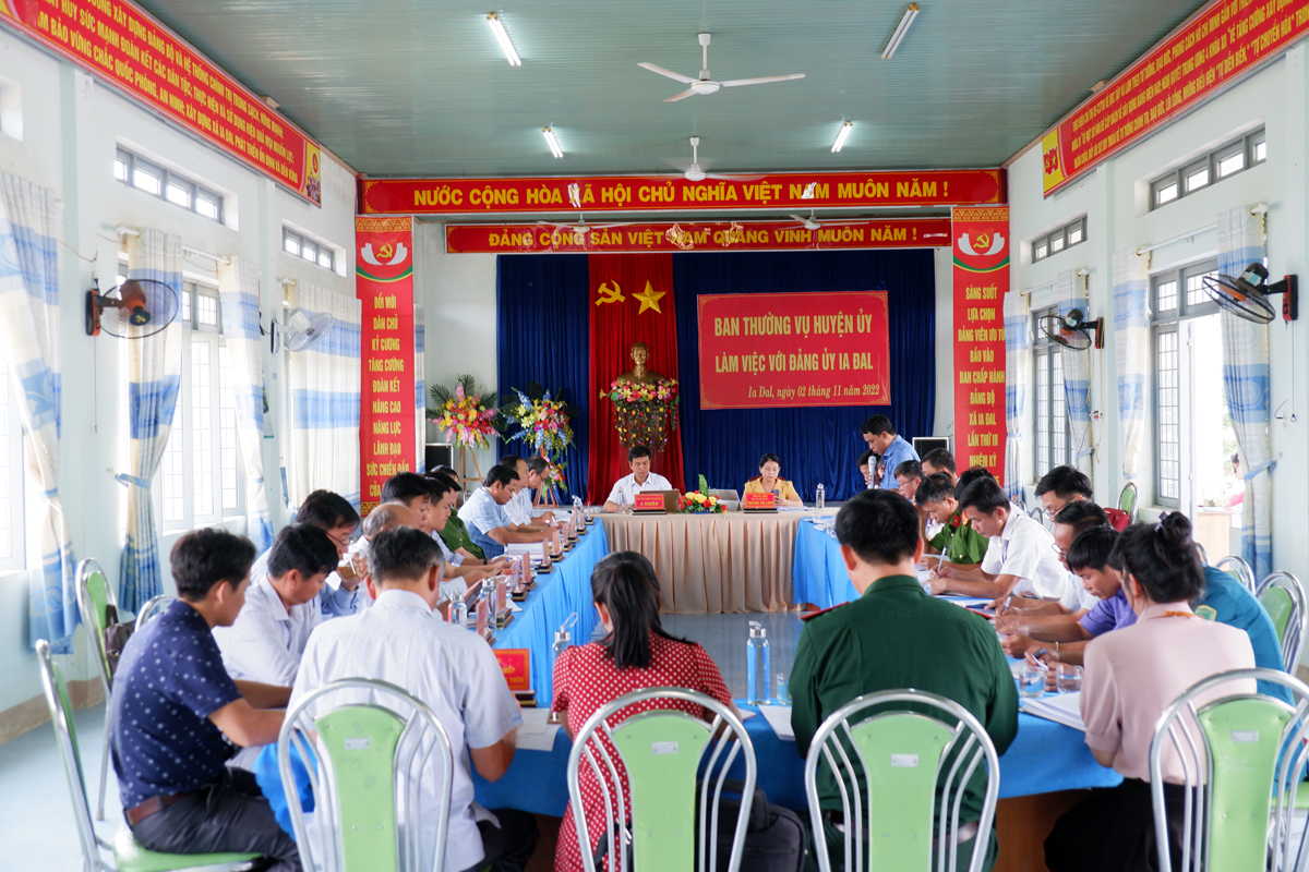 Ban Thường vụ Huyện ủy làm việc với Đảng ủy xã Ia Đal