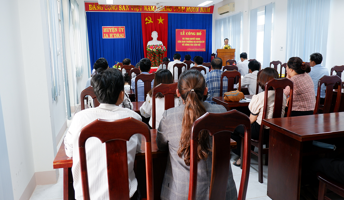 Công bố và trao quyết định của Ban Thường vụ Huyện ủy về công tác cán bộ