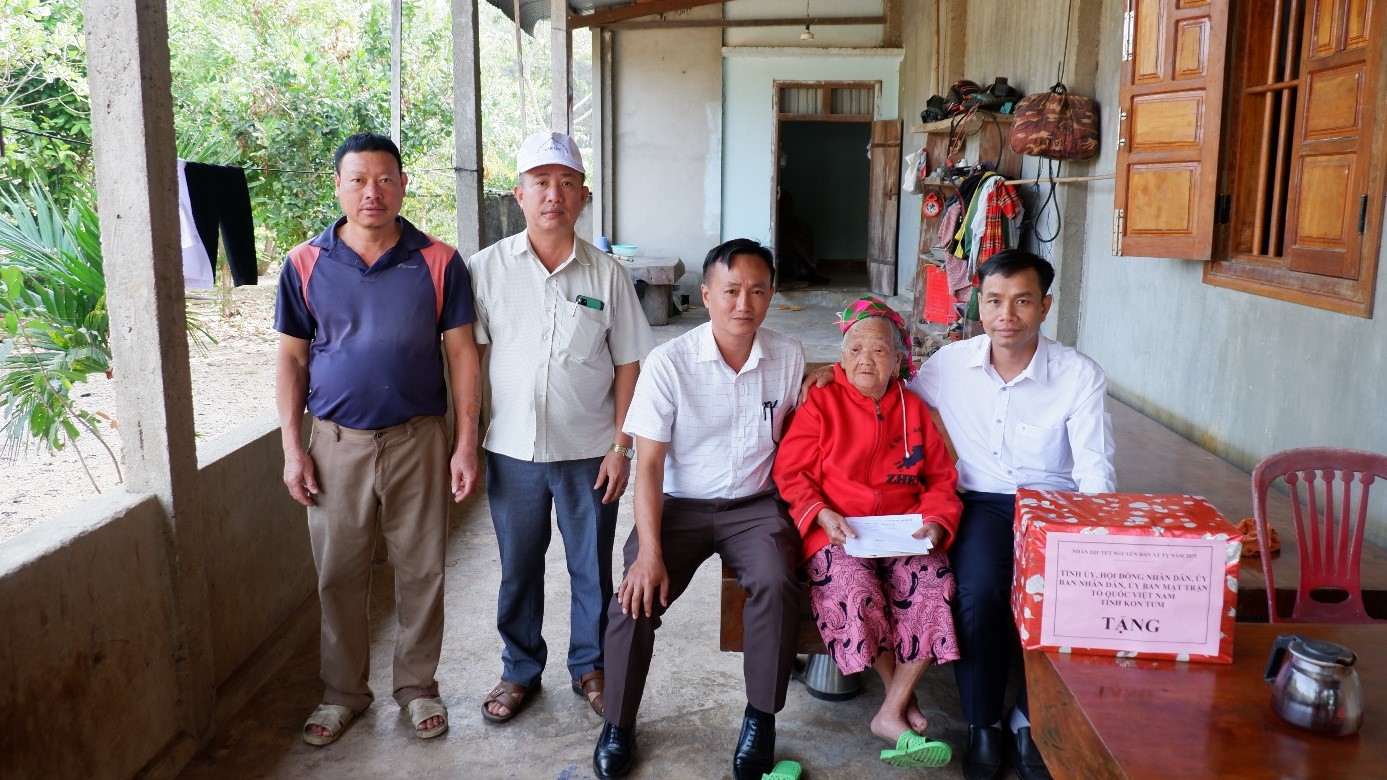Phó Bí thư Thường trực Huyện ủy, Chủ tịch HĐND huyện thăm, tặng quà Tết gia đình chính sách, người có công trên địa bàn huyện.