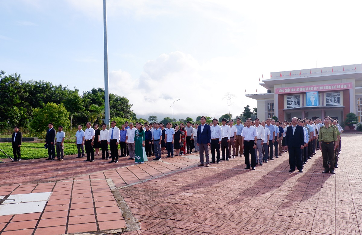 Huyện Ia H'Drai tổ chức Lễ Chào cờ và sinh hoạt tư tưởng dưới Cờ tháng 10/2023