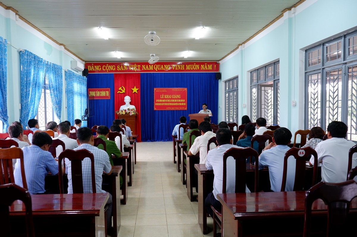 Khai giảng lớp bồi dưỡng nghiệp vụ công tác tổ chức xây dựng Đảng