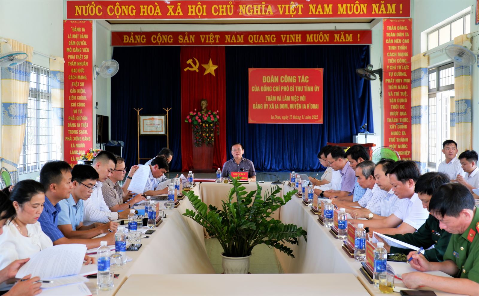 Phó Bí thư Tỉnh ủy Nguyễn Văn Hòa thăm và làm việc tại xã Ia Dom, huyện Ia H'Drai