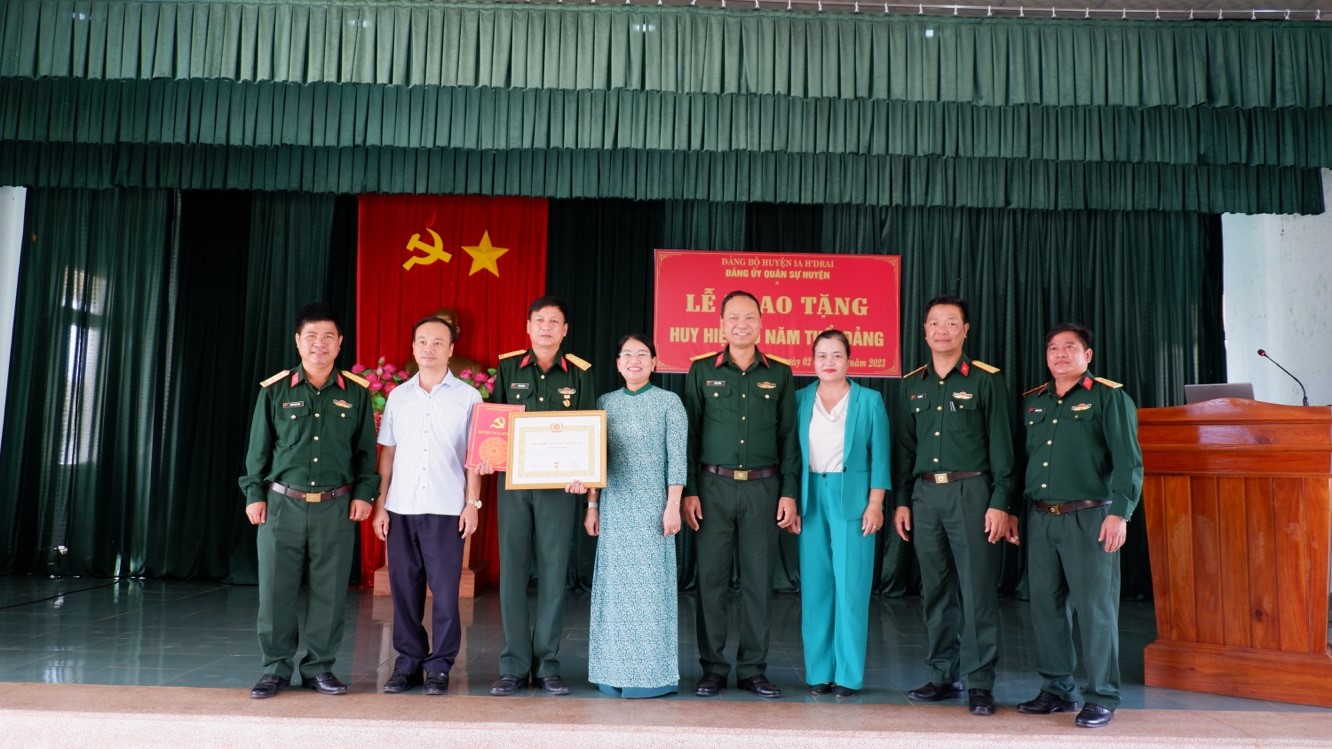 Lễ trao tặng Huy hiệu 30 năm tuổi Đảng