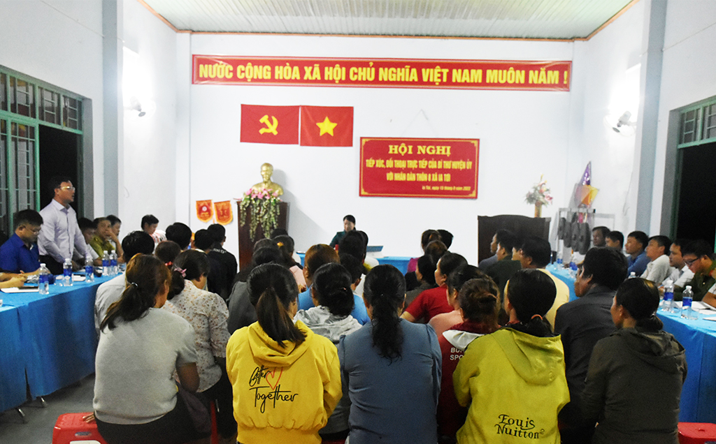 Bí thư Huyện ủy đối thoại với Nhân dân Thôn 8, xã Ia Tơi