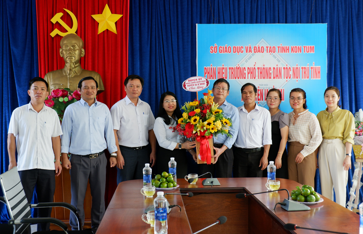 Thường trực Huyện ủy thăm, chúc mừng ngày Nhà giáo Việt Nam 20/11