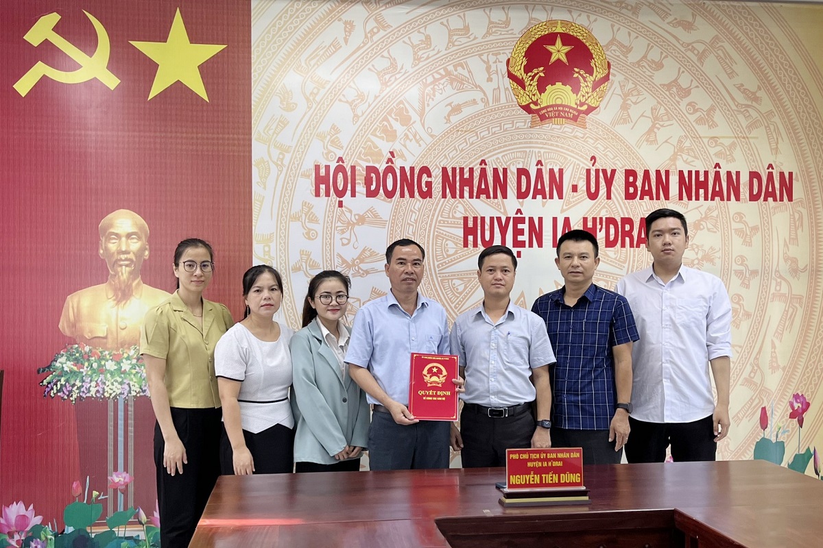 Công bố và trao quyết định về công tác cán bộ