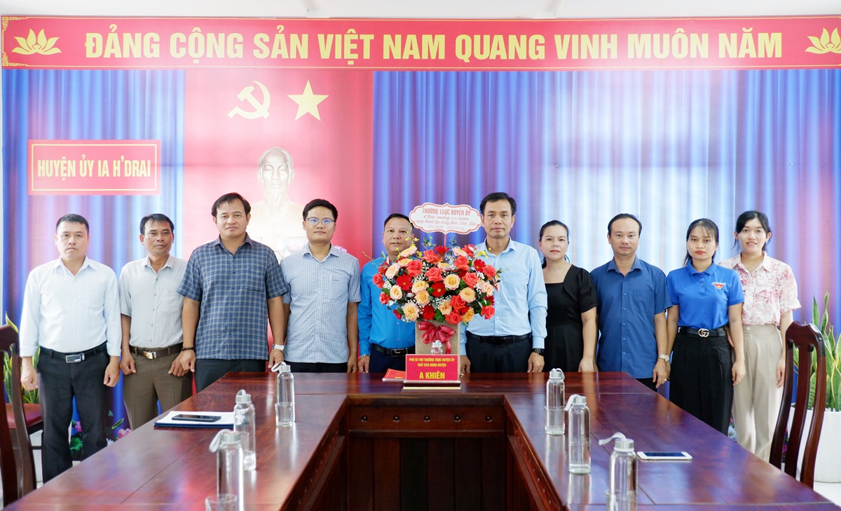 Thường trực Huyện ủy chúc mừng Liên đoàn Lao động huyện nhân kỷ niệm 95 năm Ngày thành lập Công đoàn Việt Nam 28/7