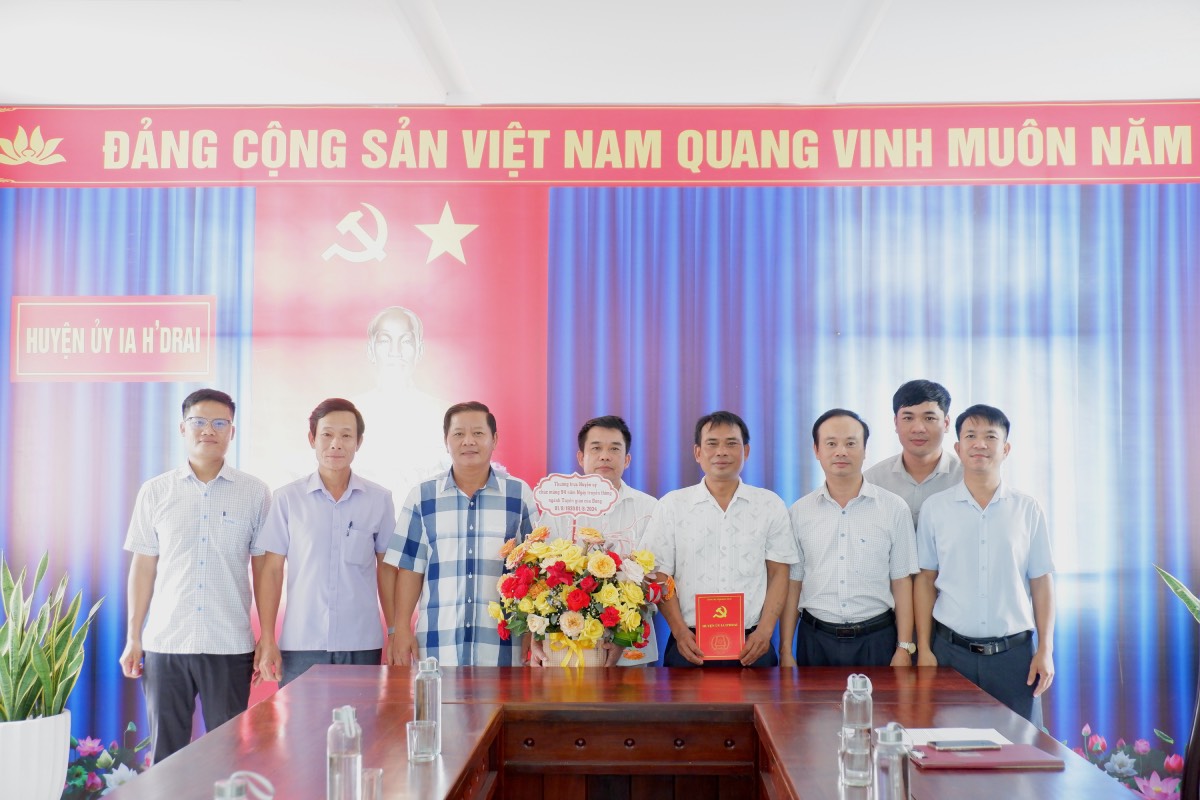 Thăm, chúc mừng Ngày truyền thống ngành Tuyên giáo của Đảng