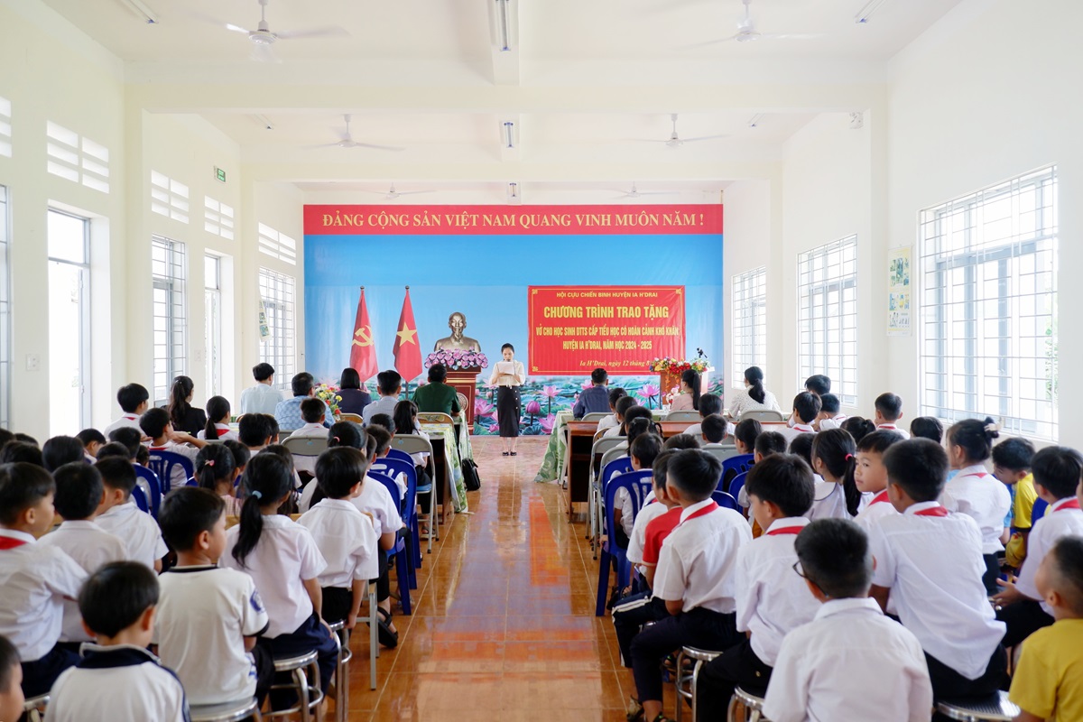 Trao tặng vở hỗ trợ học sinh DTTS có hoàn cảnh khó khăn