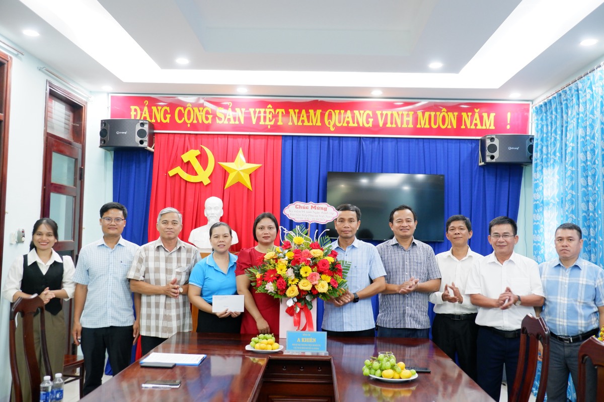 Thường trực Huyện uỷ tặng hoa chúc mừng ngày truyền thống các Hội: Hội Nông dân, Hội Liên hiệp Thanh niên và Hội Liên hiệp Phụ nữ huyện