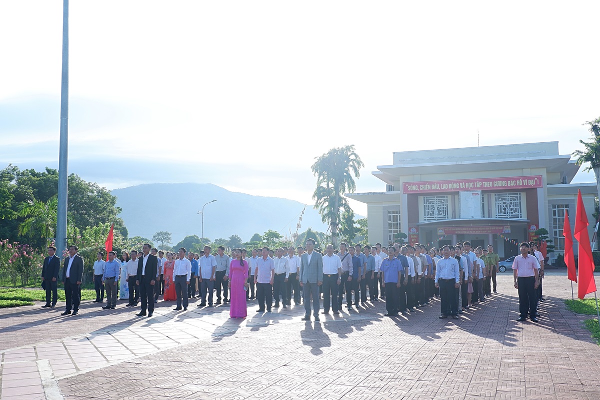 Huyện Ia H’Drai tổ chức Lễ chào cờ tháng 6/2024