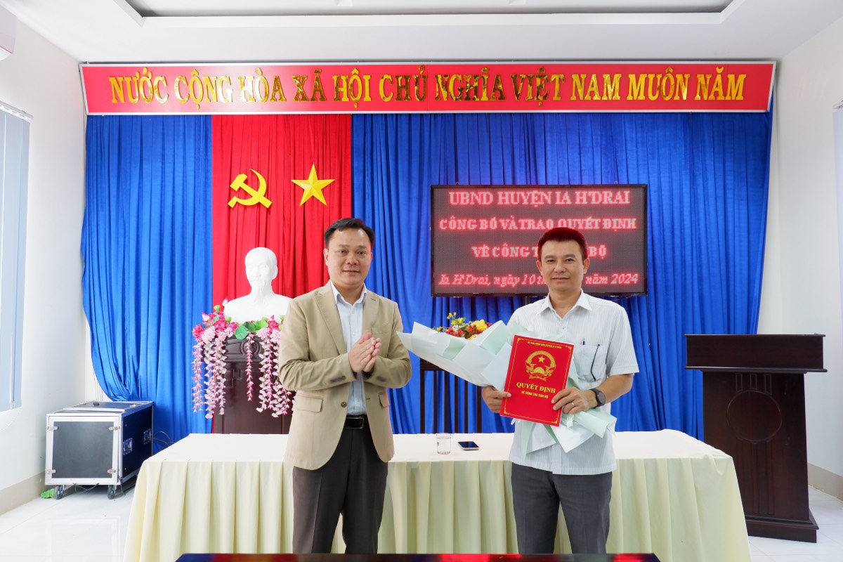 Công bố và trao Quyết định về công tác cán bộ