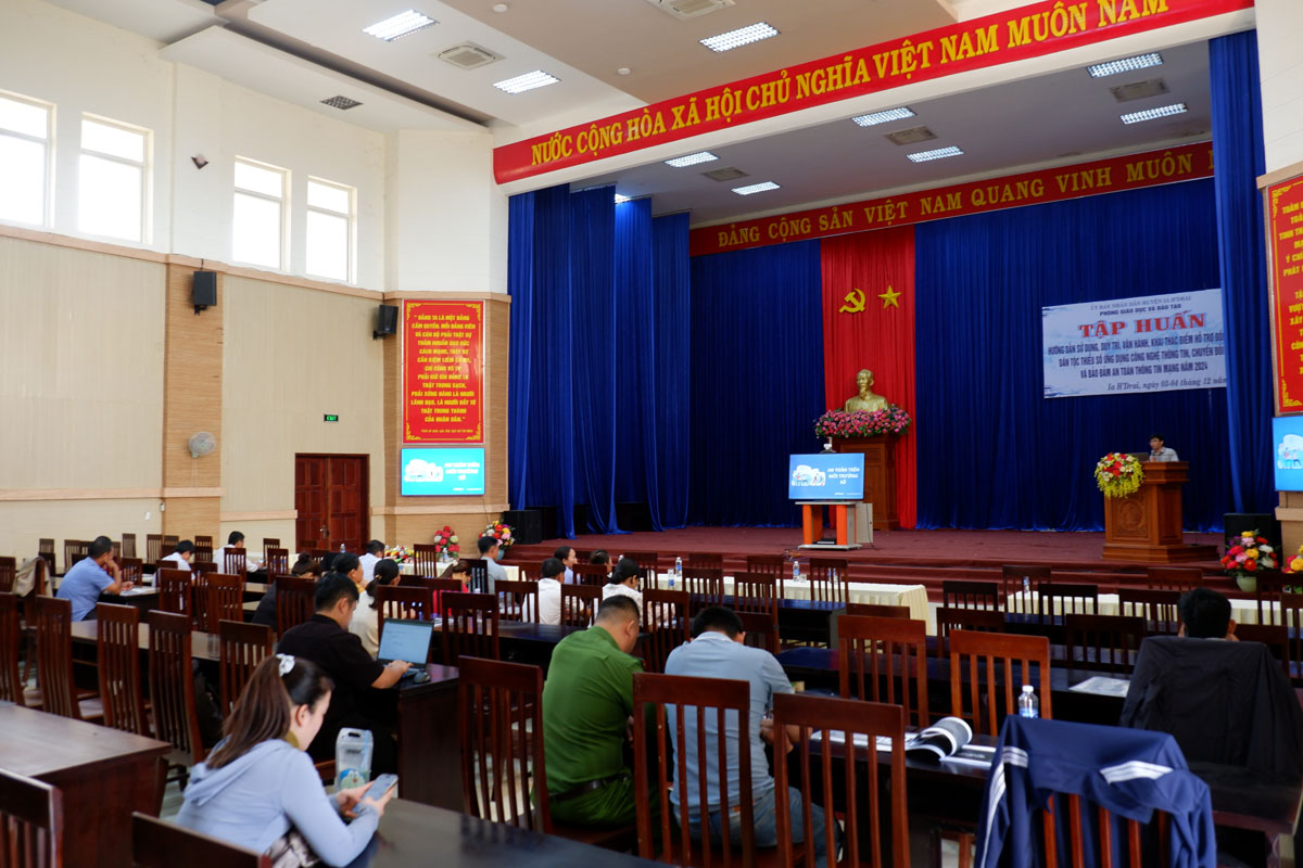 Tập huấn hướng dẫn sử dụng, duy trì, vận hành, khai thác điểm hỗ trợ đồng bào dân tộc thiểu số ứng dụng công nghệ thông tin, chuyển đổi số và bảo đảm an toàn thông tin mạng năm 2024.