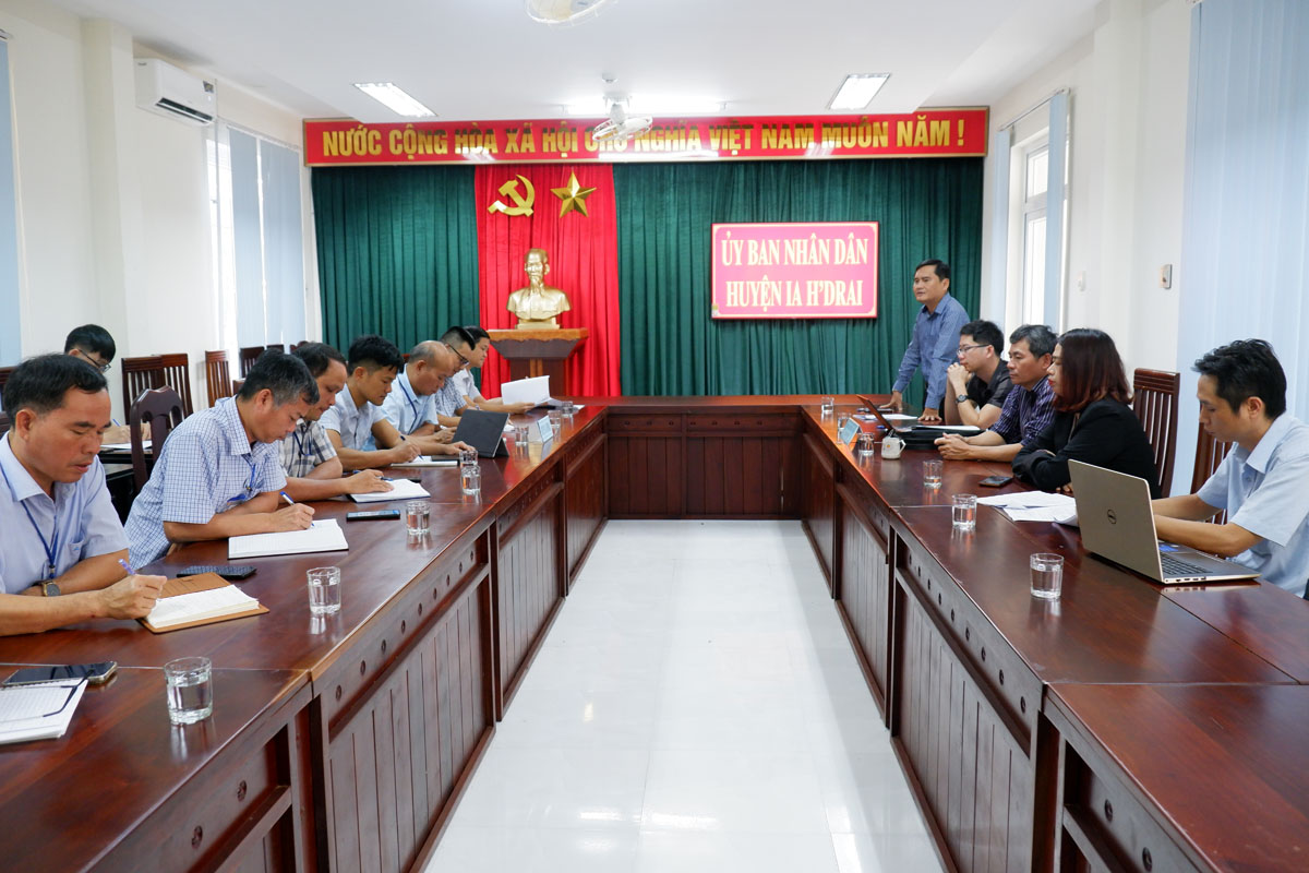 Đoàn kiểm tra công tác cải cách hành chính nhà nước tỉnh làm việc tại huyện Ia H’Drai.