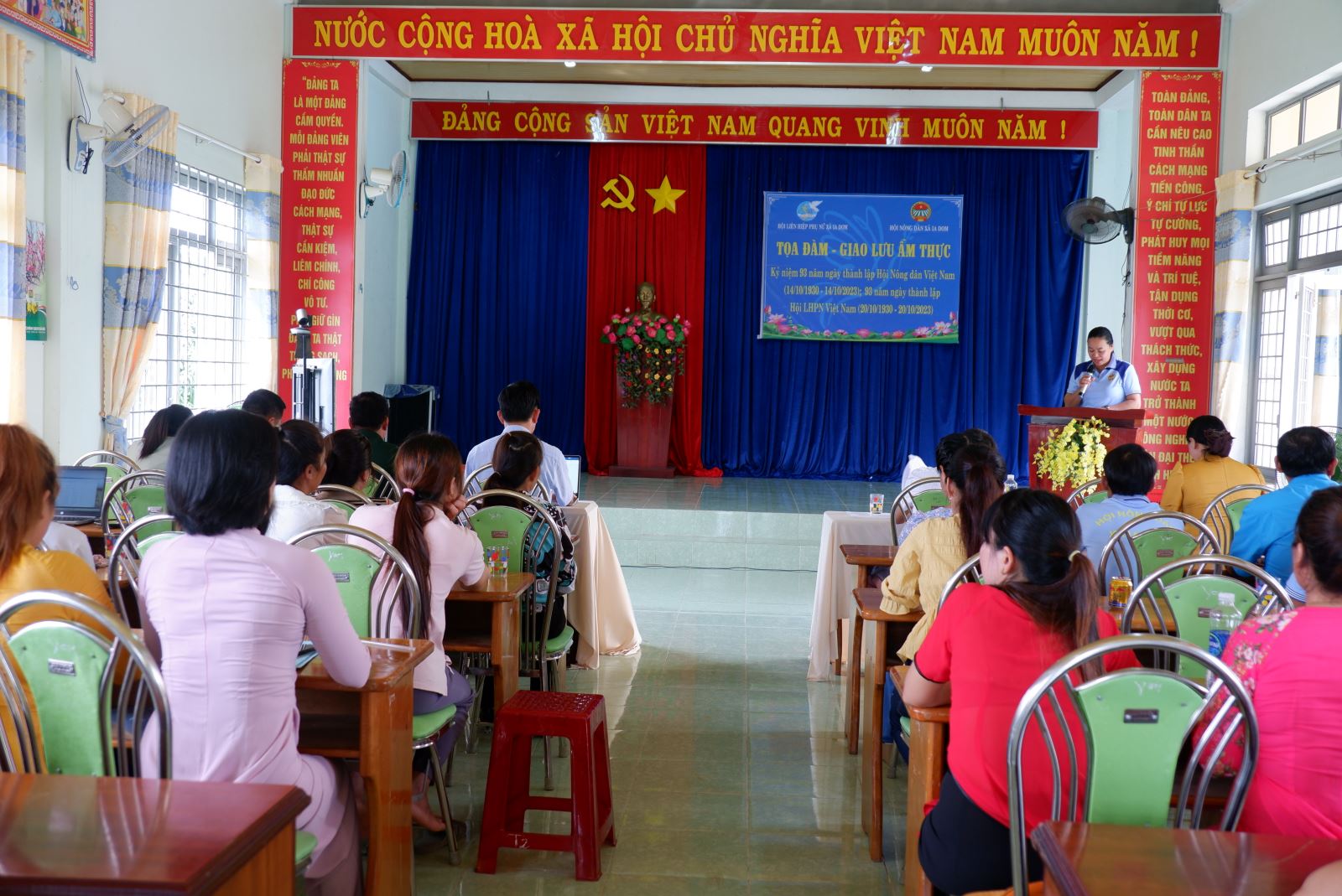 Xã Ia Dom tổ chức Tọa đàm, giao lưu văn nghệ và ẩm thực