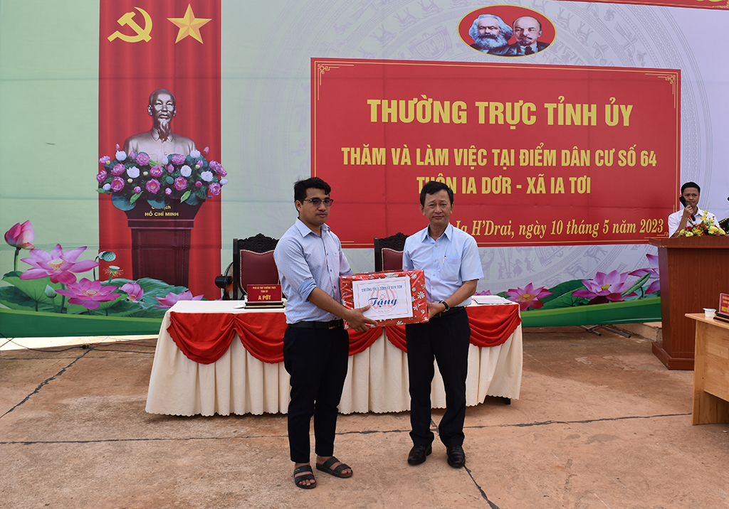 Đồng chí Bí thư Tỉnh ủy thăm, làm việc tại thôn Ia Đơr, xã Ia Tơi