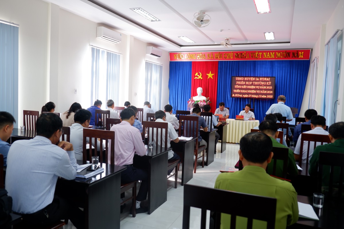 Ủy ban nhân dân huyện tổng kết nhiệm vụ năm 2023, triển khai nhiệm vụ năm 2024
