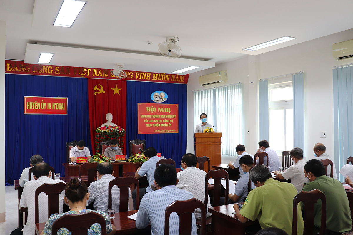 Hội nghị giao ban Thường trực Huyện ủy với tổ chức cơ sở Đảng trực thuộc