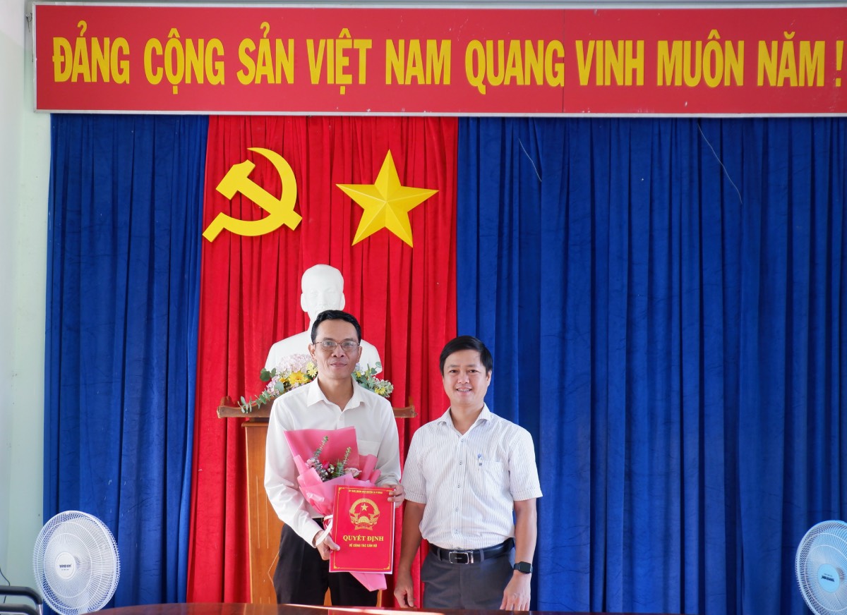 Công bố và trao quyết định về công tác cán bộ