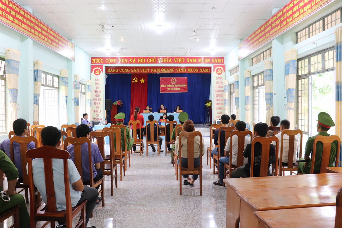 Xét xử lưu động vụ án Buôn bán, tàng trữ hàng cấm