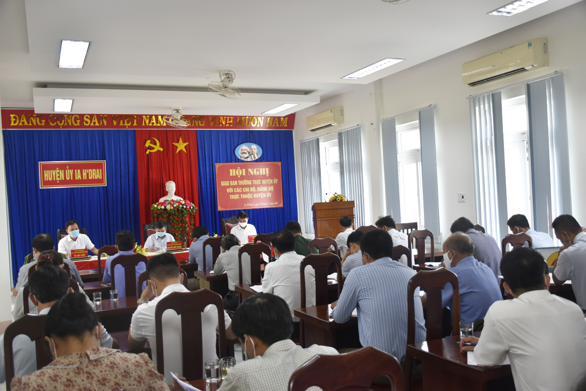 Hội nghị giao ban Thường trực Huyện ủy với tổ chức cơ sở Đảng trực thuộc