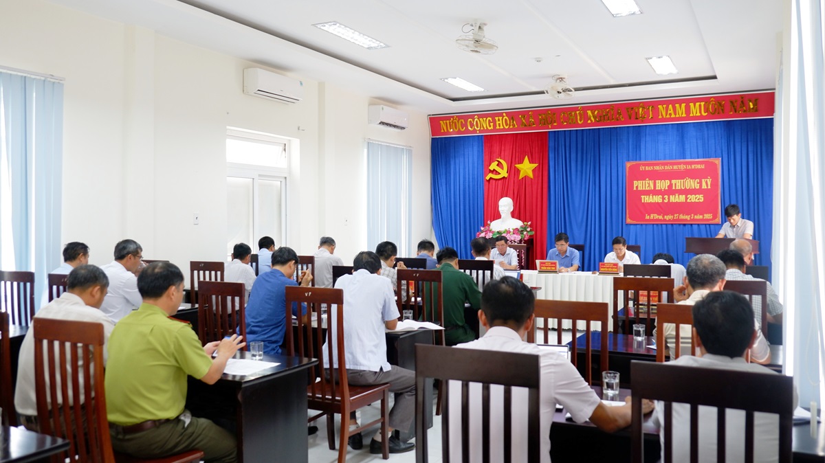 Ủy ban nhân dân huyện họp phiên thường kỳ tháng 3/2025