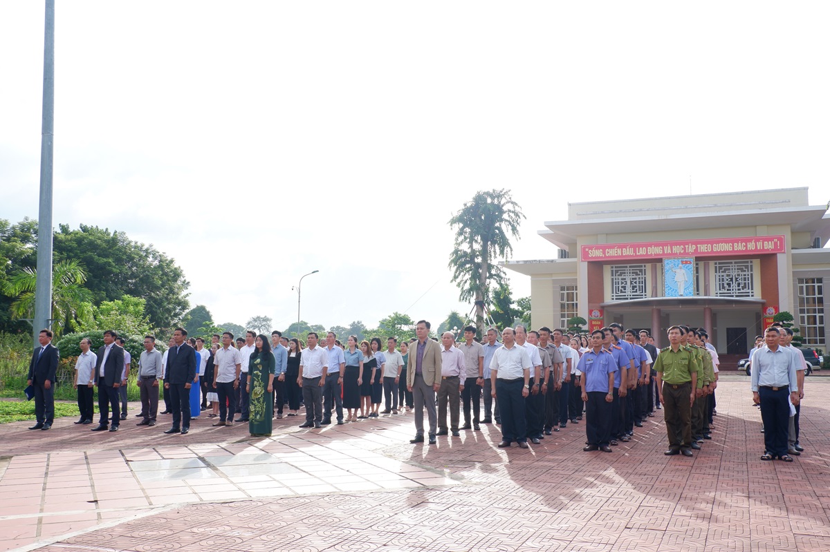 Lễ chào cờ và sinh hoạt tư tưởng dưới Cờ tháng 7/2024