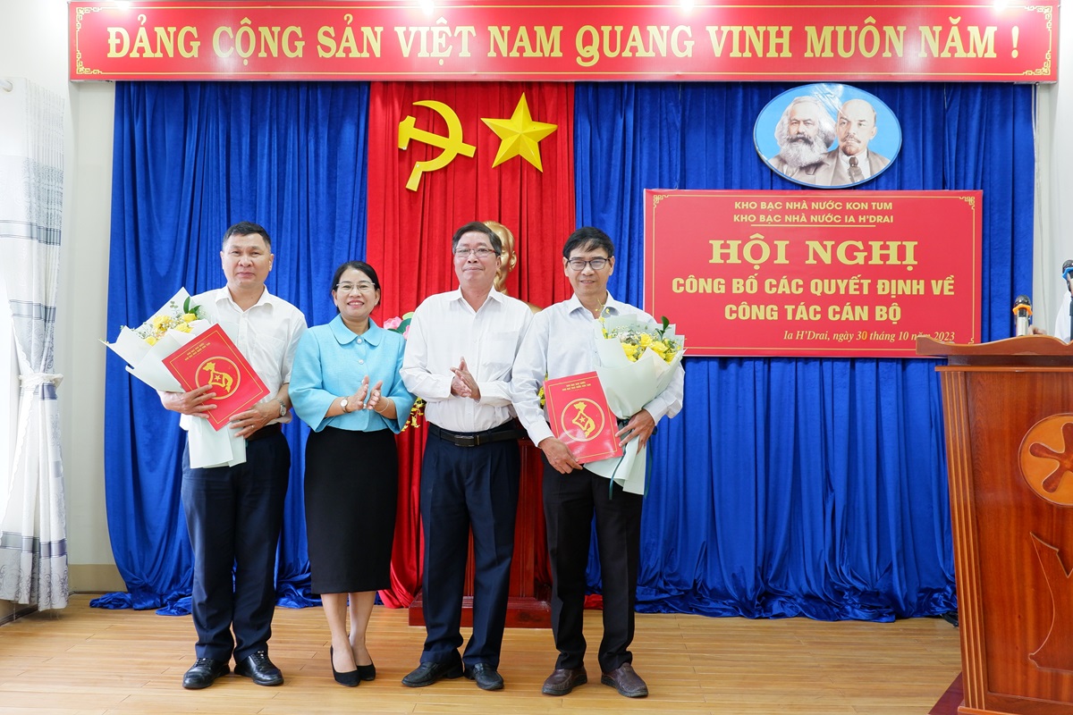 Kho bạc Nhà nước Kon Tum công bố các quyết định về công tác cán bộ