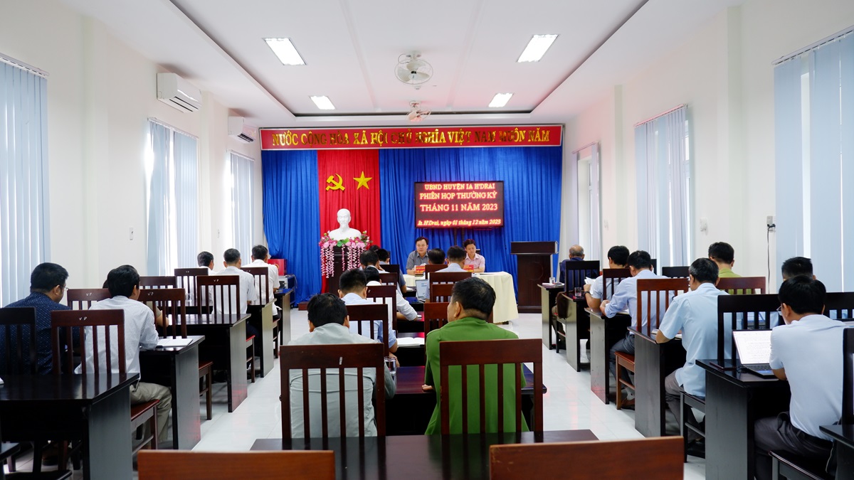 Ủy ban nhân dân huyện họp phiên thường kỳ tháng 11/2023