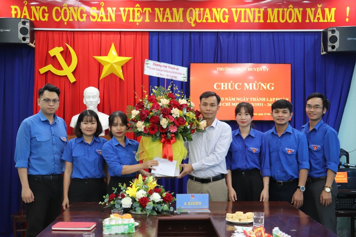 Thường trực Huyện ủy thăm, chúc mừng Huyện đoàn nhân kỷ niệm 93 năm Ngày thành lập Đoàn TNCS Hồ Chí Minh