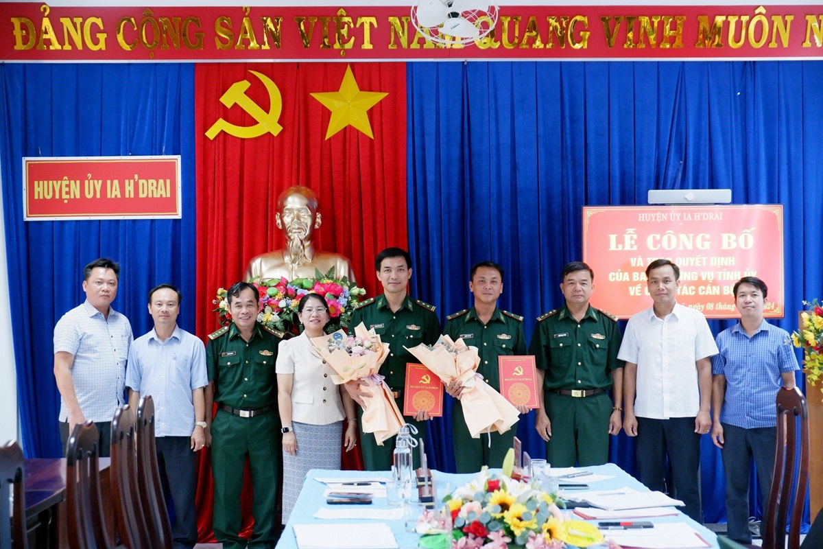 Lễ công bố và trao quyết định về công tác cán bộ