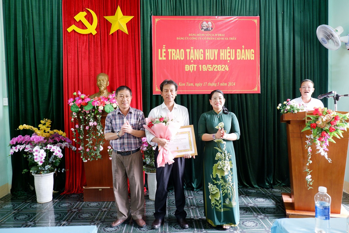 Lễ trao tặng Huy hiệu 30 năm tuổi Đảng đợt 19/5
