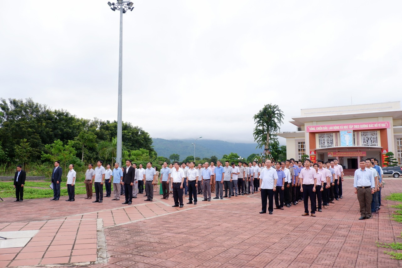 Ia H’Drai: Chào cờ và sinh hoạt tư tưởng dưới Cờ tháng 8/2024