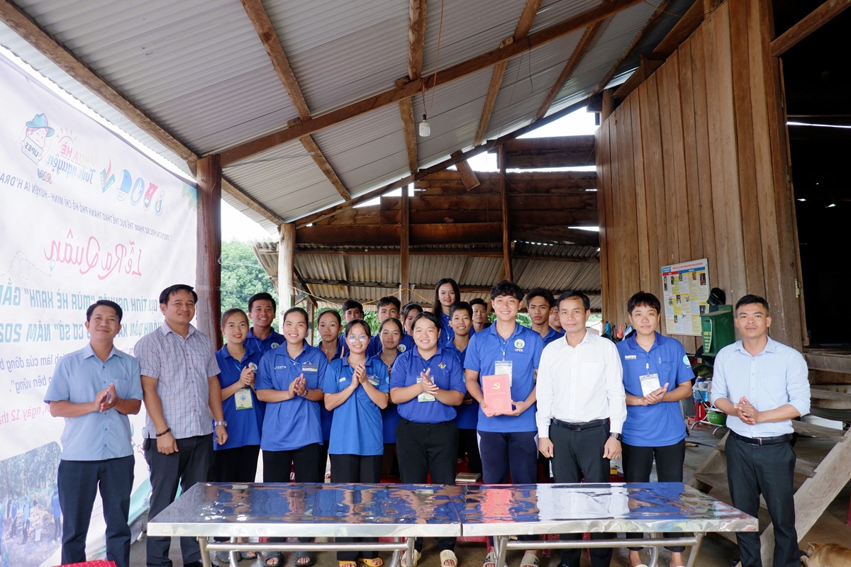 Phó Bí thư Thường trực (phụ trách) Huyện ủy, Chủ tịch HĐND huyện thăm, động viên sinh viên tình nguyện hè