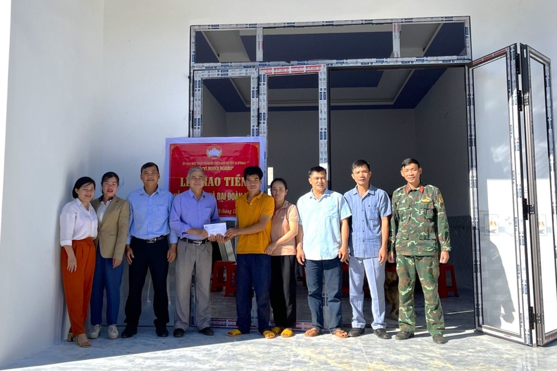 Trao nhà Đại đoàn kết cho hộ nghèo