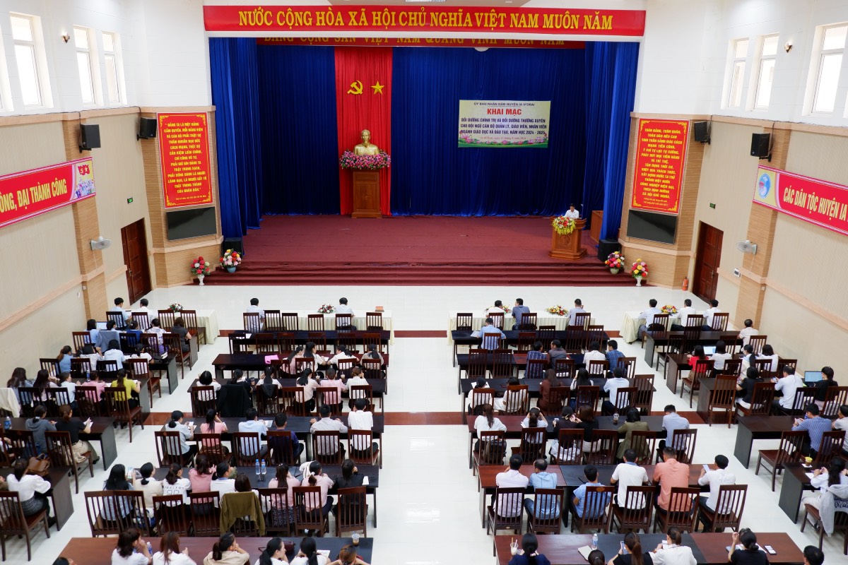 Bồi dưỡng lý luận chính trị cho cán bộ quản lý, giáo viên, nhân viên các trường học trên địa bàn huyện