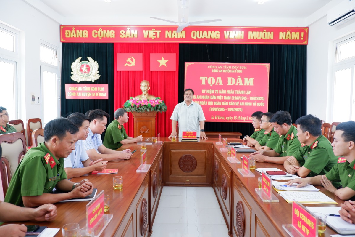 Đồng chí Bí thư Huyện ủy thăm, chúc mừng Công an huyện nhân kỷ niệm 79 năm Ngày truyền thống lực lượng Công an nhân dân