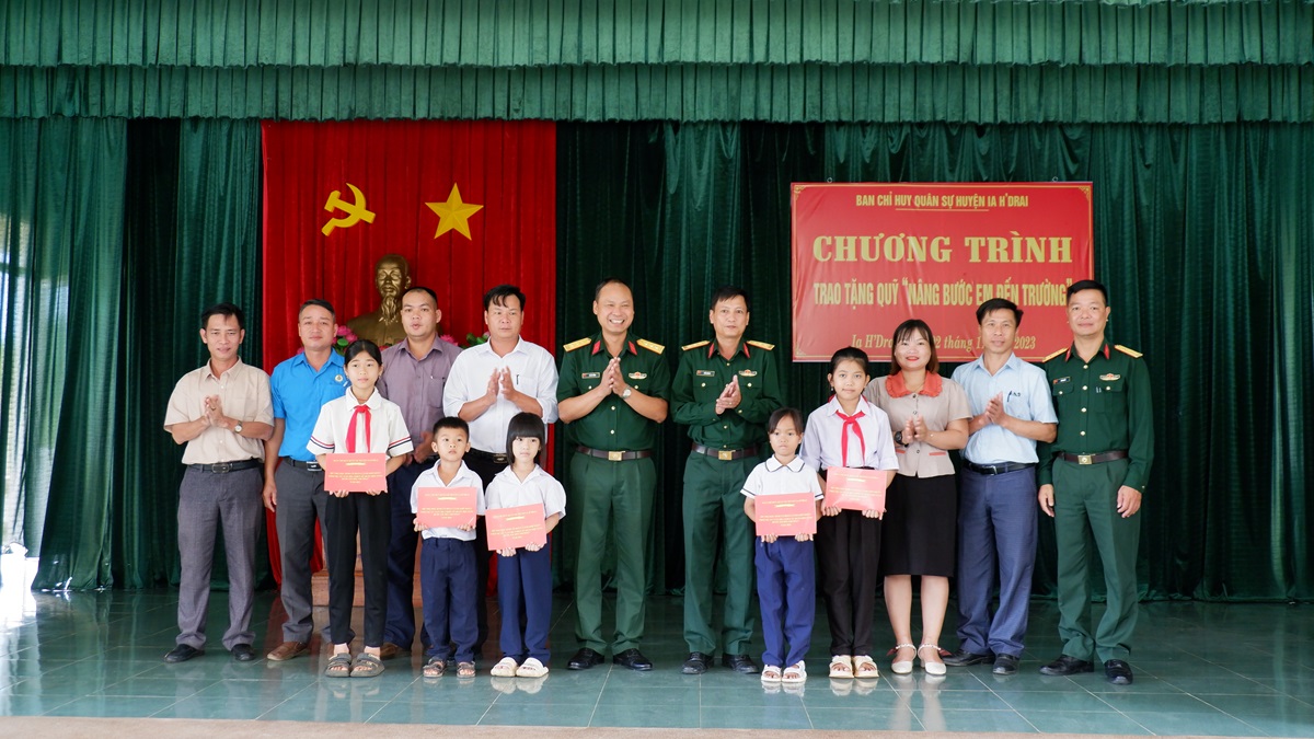 Ban CHQS huyện trao quà “Nâng bước em đến trường”