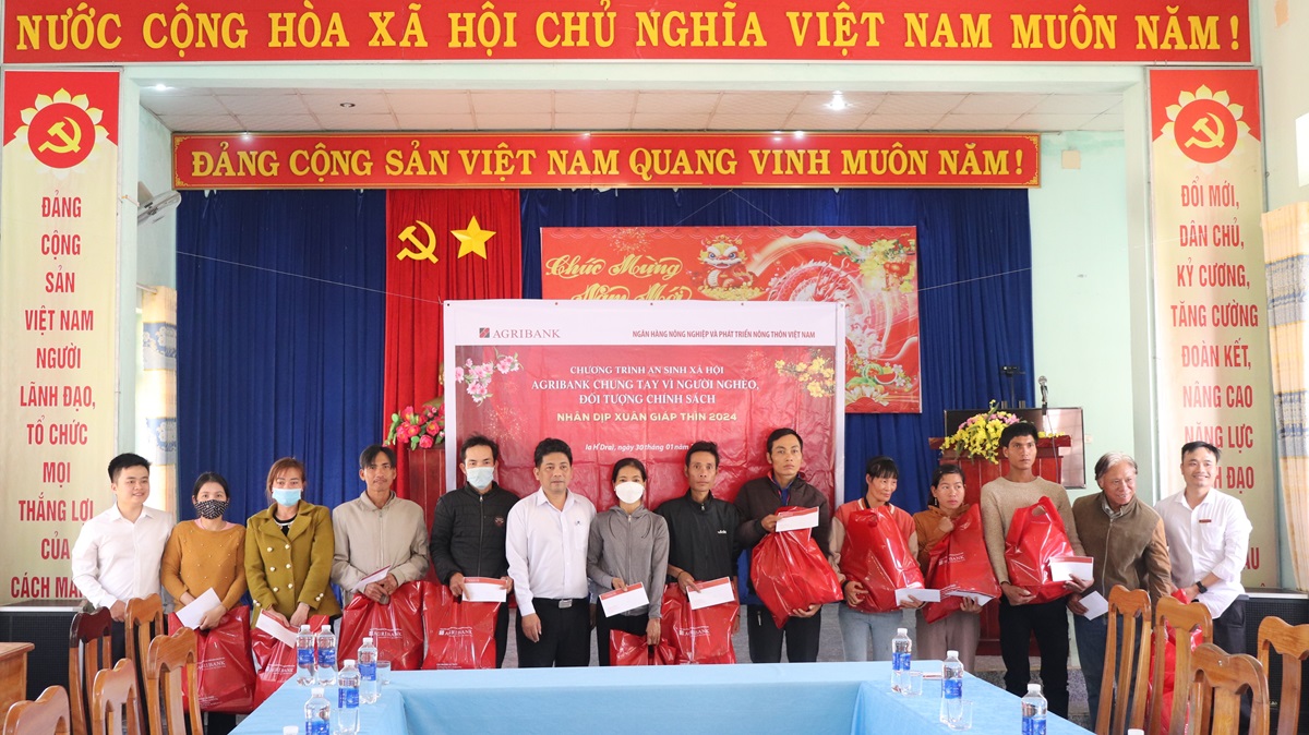 Agibank tặng quà Tết cho người nghèo tại huyện Ia H'Drai