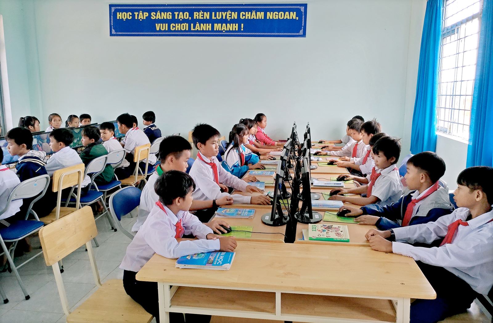 Chắp cánh ước mơ cho học sinh vùng biên