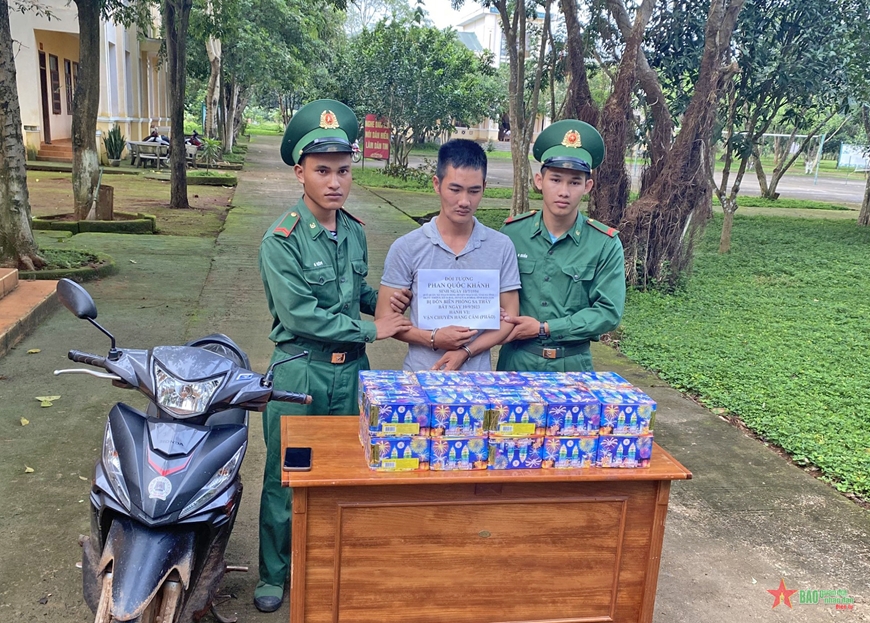 Bắt giữ đối tượng vận chuyển pháo từ Campuchia về Việt Nam tiêu thụ