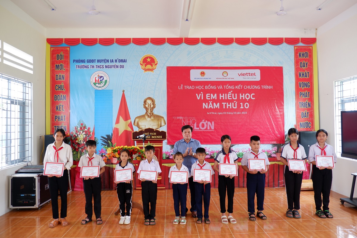 Trao học bổng “Vì em hiếu học” năm thứ 10