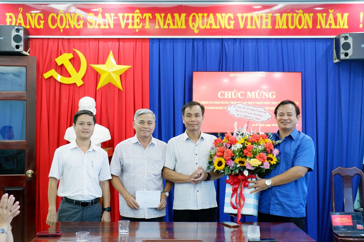 Thường trực Huyện ủy thăm, chúc mừng Ngày truyền thống MTTQ Việt Nam
