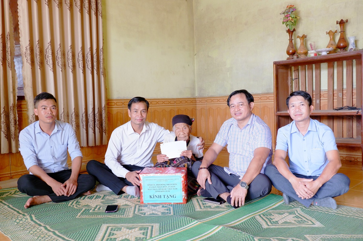 Lãnh đạo huyện Ia H’Drai thăm, tặng quà gia đình chính sách