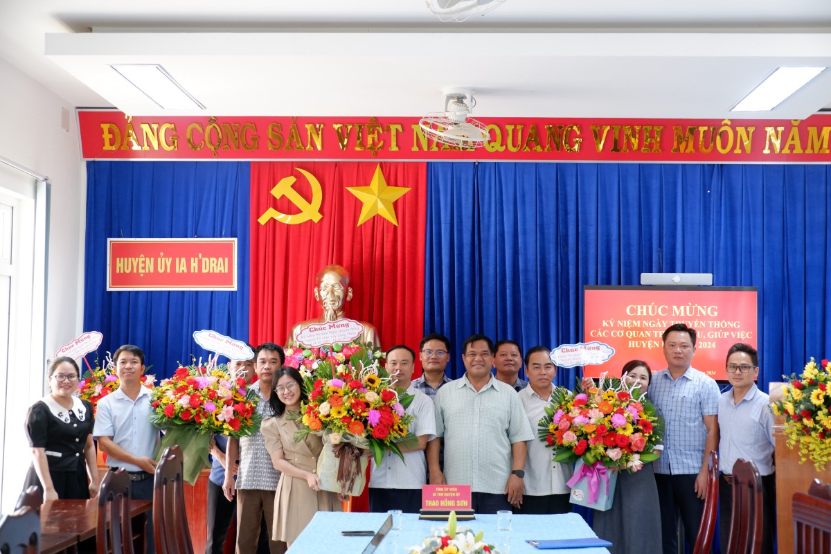 Đồng chí Bí thư Huyện uỷ chúc mừng kỷ niệm ngày truyền thống các cơ quan tham mưu, giúp việc Huyện uỷ năm 2024