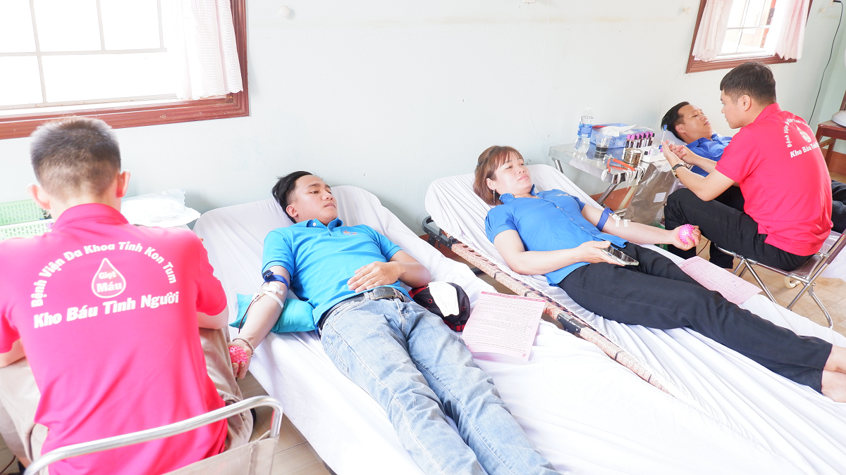 Gần 140 tình nguyện viên tham gia hiến máu tình nguyện