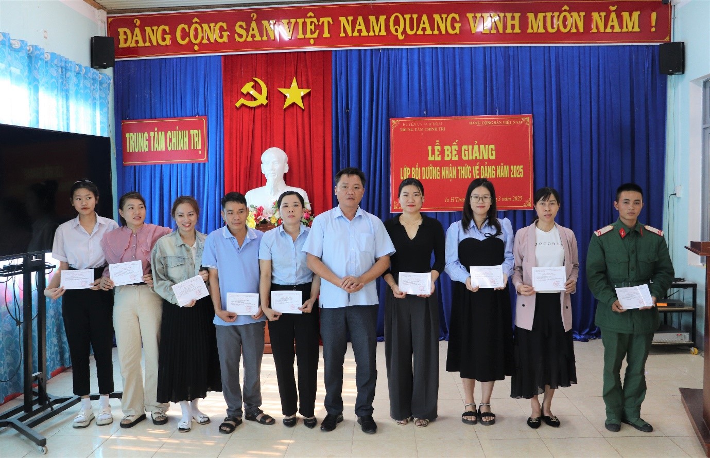 Bế giảng lớp bồi dưỡng nhận thức về Đảng năm 2025