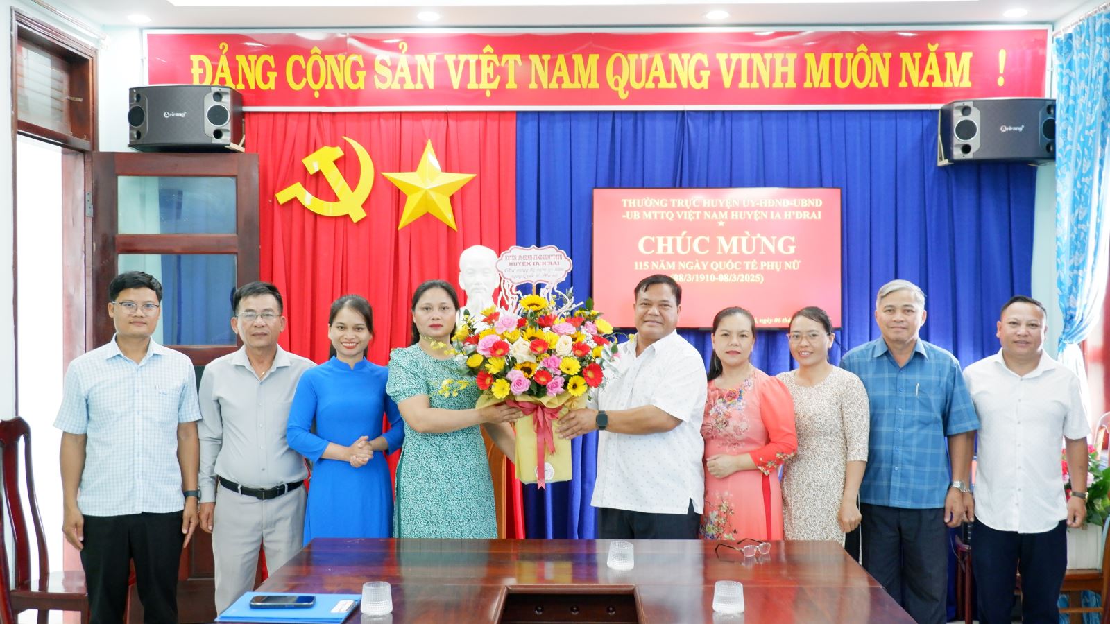 Đồng chí Bí thư Huyện ủy thăm, chúc mừng Hội Liên hiệp Phụ nữ huyện nhân Ngày Quốc tế Phụ nữ 8/3