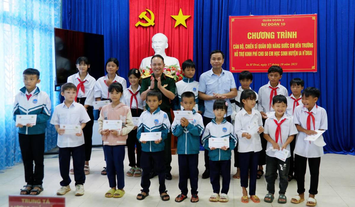 Chương trình “Cán bộ, chiến sĩ quân đội nâng bước em đến trường”